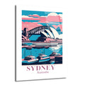 Pembe ve turkuaz tonlarında, modern ve stilize edilmiş bir Sydney manzarası. Ön planda tekneler, orta planda Sydney Opera Binası ve Sydney Köprüsü yer alıyor. Gökyüzünde pembe bulutlar ve alt kısımda 'SYDNEY Australia' yazısı bulunuyor.