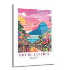 Rio de Janeiro'nun ikonik Sugarloaf Dağı'nı, renkli pazar tezgahlarıyla dolu hareketli bir caddeyi ve denizi gösteren, pembe ve mavi tonların hakim olduğu modern illüstrasyon tarzı cam tablo.