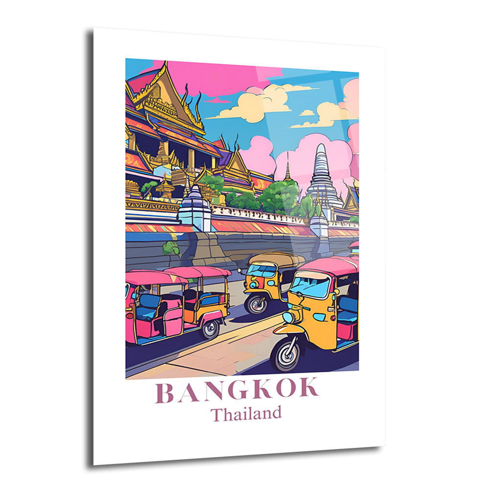 Canlı renklerde çizim stilinde Bangkok şehrini gösteren bir cam tablo. Ön planda pembe, sarı ve mavi renklerde tuk-tuklar, arka planda Tayland tapınakları ve beyaz bir chedi görülüyor. Gökyüzü pembe ve mavi tonlarında bulutlarla dolu. Tablonun altında 'BANGKOK Thailand' yazısı bulunuyor.
