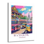 Canlı renklerde çizim stilinde Bangkok şehrini gösteren bir cam tablo. Ön planda pembe, sarı ve mavi renklerde tuk-tuklar, arka planda Tayland tapınakları ve beyaz bir chedi görülüyor. Gökyüzü pembe ve mavi tonlarında bulutlarla dolu. Tablonun altında 'BANGKOK Thailand' yazısı bulunuyor.