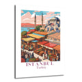 Canlı renklerde çizilmiş İstanbul Sultanahmet Meydanı'nı gösteren bir cam tablo. Arka planda Ayasofya ve minareler, ön planda ise hareketli bir pazar yeri, renkli tezgahlar ve alışveriş yapan insanlar bulunuyor. Gökyüzü pastel tonlarda bulutlarla kaplı ve Bosphorus'ta tekneler görülüyor. Tablonun altında 'ISTANBUL Turkey' yazısı yer alıyor.