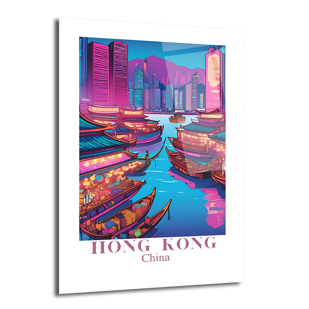 Hong Kong limanını gösteren, neon pembe gökdelenler, canlı mavi su üzerinde geleneksel ahşap tekneler ve mor dağlarla çevrili, Hong Kong China yazılı, parlak ve modern bir cam tablo.