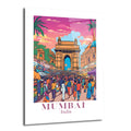 Canlı renklerle çizilmiş, kalabalık bir Hint pazarını ve ortasında yükselen ikonik Gateway of India anıtını gösteren sanatsal cam tablo. Pembe ve mor tonlarında bir gökyüzünün altında, palmiye ağaçları ve hareketli insan figürleri detaylı bir şekilde betimlenmiştir.