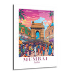 Canlı renklerle çizilmiş, kalabalık bir Hint pazarını ve ortasında yükselen ikonik Gateway of India anıtını gösteren sanatsal cam tablo. Pembe ve mor tonlarında bir gökyüzünün altında, palmiye ağaçları ve hareketli insan figürleri detaylı bir şekilde betimlenmiştir.