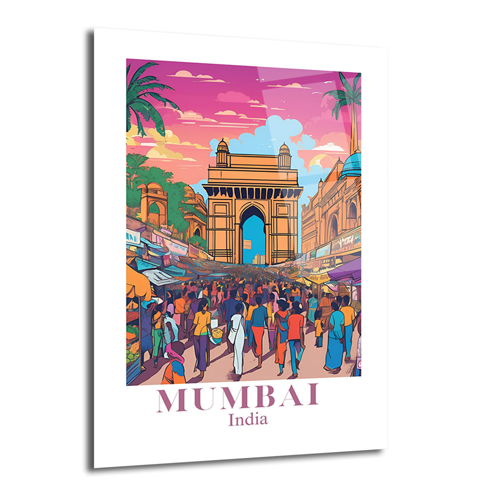 Canlı renklerle çizilmiş, kalabalık bir Hint pazarını ve ortasında yükselen ikonik Gateway of India anıtını gösteren sanatsal cam tablo. Pembe ve mor tonlarında bir gökyüzünün altında, palmiye ağaçları ve hareketli insan figürleri detaylı bir şekilde betimlenmiştir.
