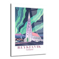 Kuzey ışıkları altında Reykjavik'teki Hallgrímskirkja kilisesini gösteren stilize edilmiş bir illüstrasyon cam tablo. Kilise açık pembe ve beyaz tonlarında, gökyüzü yeşil ve mor kuzey ışıklarıyla dolu. Ön planda 'REYKJAVIK' ve 'Iceland' yazısı yer alıyor.