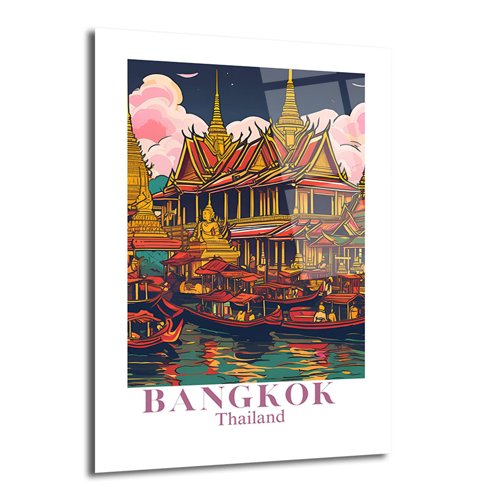 Bangkok'un hareketli nehir kenarını ve altın çatılı tapınaklarını gösteren, kırmızı, altın ve turkuaz renklerin hakim olduğu stilize edilmiş bir illüstrasyon. Nehirde geleneksel tekneler ve gökyüzünde pembe bulutlar seçiliyor. Altında 'BANGKOK Thailand' yazısı bulunuyor.