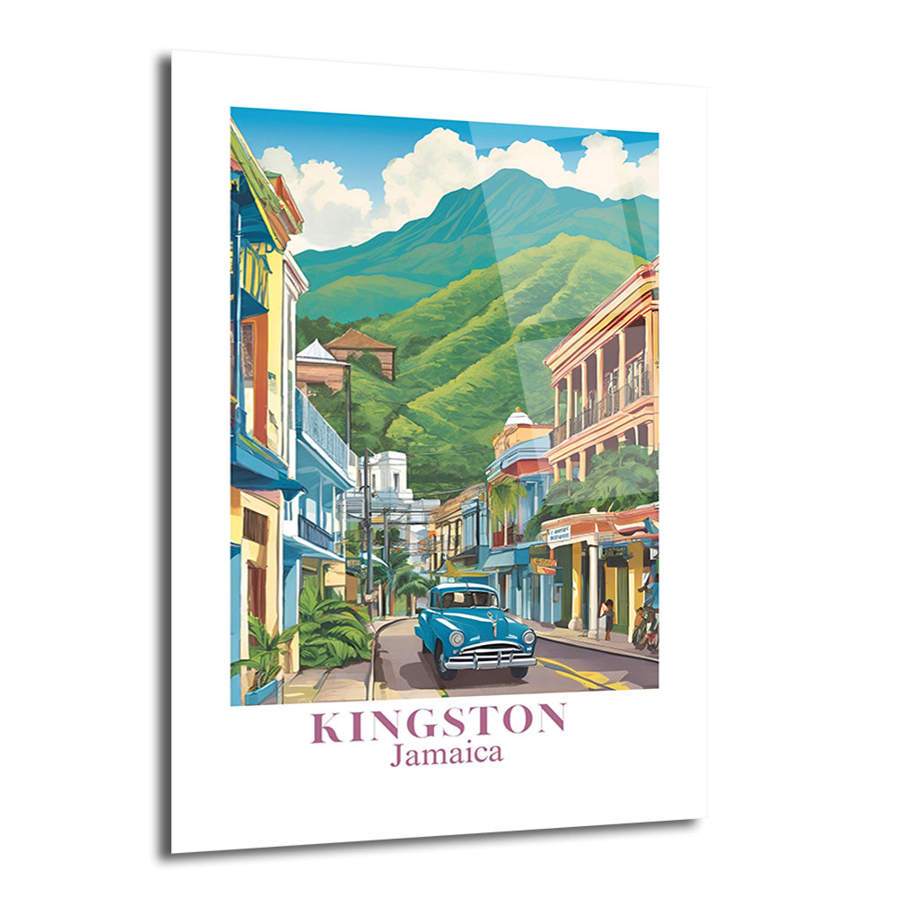 Kingston Jamaika'da dağlarla çevrili, renkli binaların ve eski model mavi bir arabanın bulunduğu, retro tarzda çizilmiş canlı bir sokak manzarası. Tablonun altında 'KINGSTON Jamaica' yazısı yer alıyor.