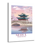 Gyeongbokgung Sarayı'nın pembe ve mor tonlarında gün batımı veya gün doğumu manzarası, önünde bir köprü ve suya yansıması olan, bahar çiçekleri ile süslenmiş illüstrasyon tarzı cam tablo.