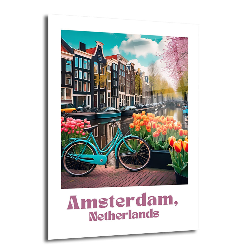 Amsterdam kanalında park etmiş turkuaz bir bisiklet, rengarenk laleler ve tarihi Hollanda evlerinin bulunduğu bir ilkbahar manzarası. Tablonun altında 'Amsterdam, Netherlands' yazısı yer alıyor.