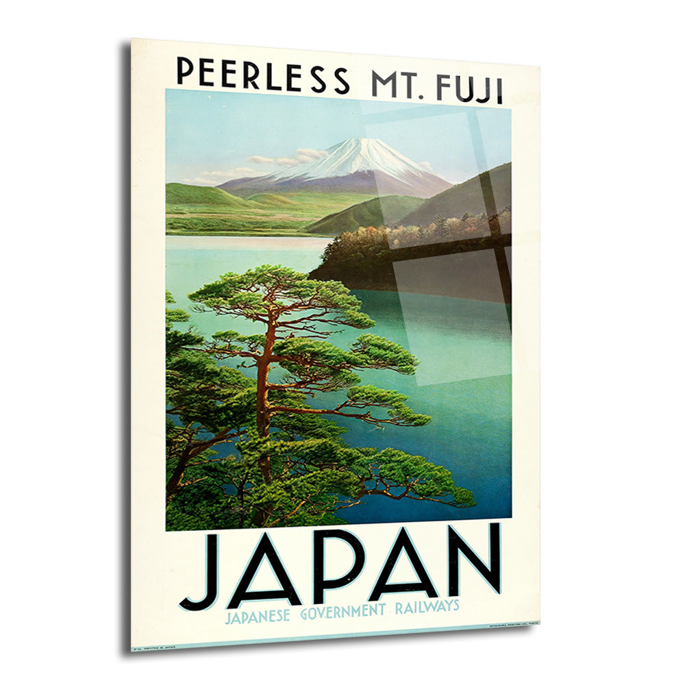 Japonya'nın ikonik Fuji Dağı'nı, ön planda bir göl ve geleneksel Japon çam ağacını gösteren vintage bir seyahat posteri. Açık mavi gökyüzü ve pastel yeşil tonlar hakim.
