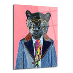 Pembe arka plan önünde, altın çerçeveli gözlüklü, mavi desenli takım elbise ve çok renkli kravat giymiş siyah panterin sanatsal portresi.