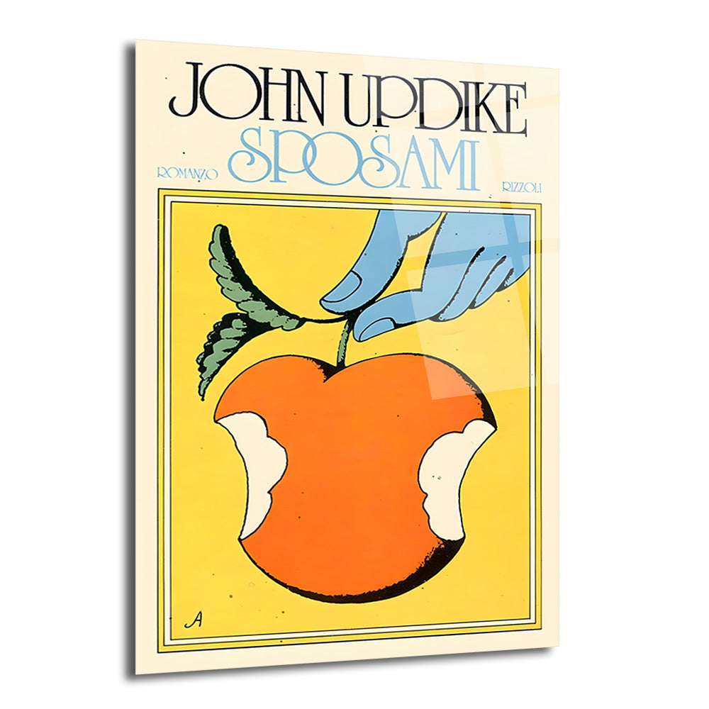 John Updike'ın "Sposami" kitabının sarı zemin üzerine, ısırılmış turuncu bir elmayı tutan mavi bir elin ve koyu yeşil yaprakların bulunduğu vintage tarzı illüstrasyonlu cam tablo.