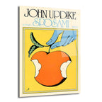 John Updike'ın "Sposami" kitabının sarı zemin üzerine, ısırılmış turuncu bir elmayı tutan mavi bir elin ve koyu yeşil yaprakların bulunduğu vintage tarzı illüstrasyonlu cam tablo.