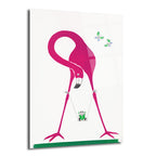 Beyaz arka planda pembe bir flamingo, bacaklarından sallanan ve kitap okuyan küçük bir çocuğu taşıyor. Üstte iki yeşil kelebek ve altta yeşil bir çizgi bulunuyor.