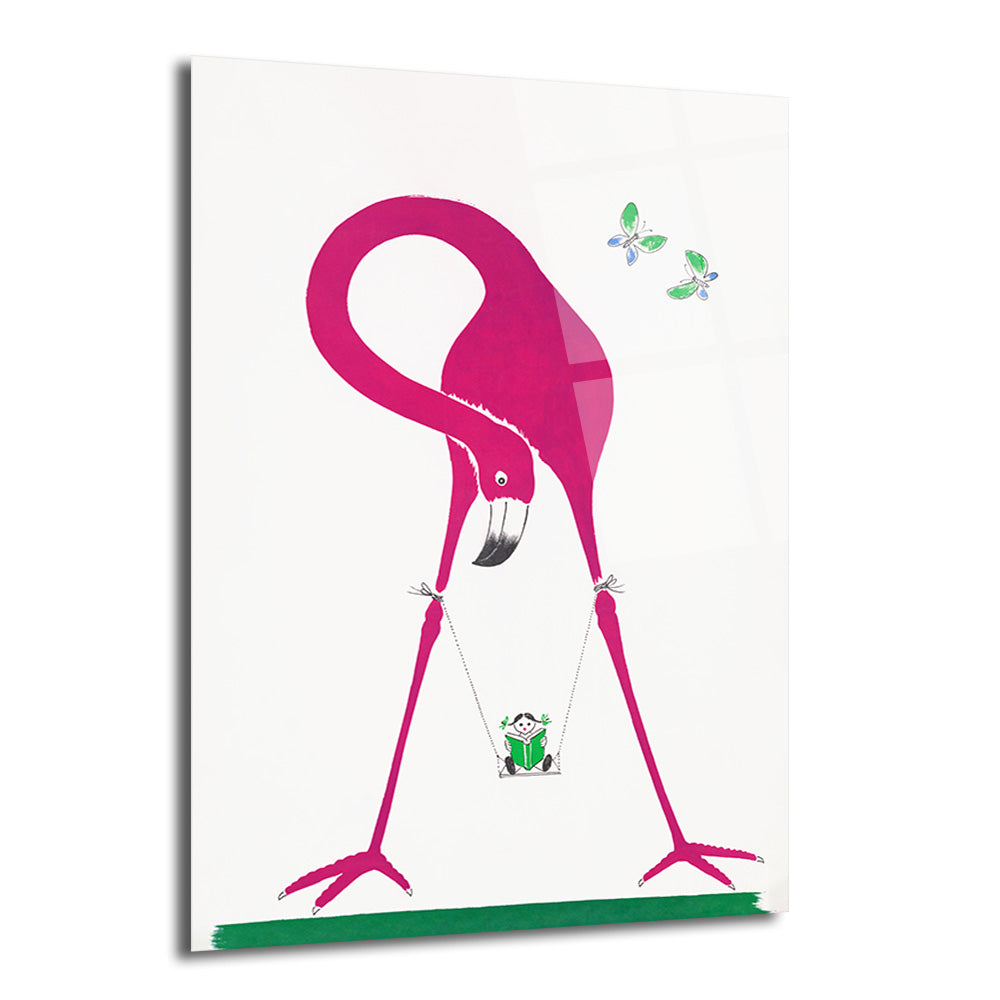 Beyaz arka planda pembe bir flamingo, bacaklarından sallanan ve kitap okuyan küçük bir çocuğu taşıyor. Üstte iki yeşil kelebek ve altta yeşil bir çizgi bulunuyor.