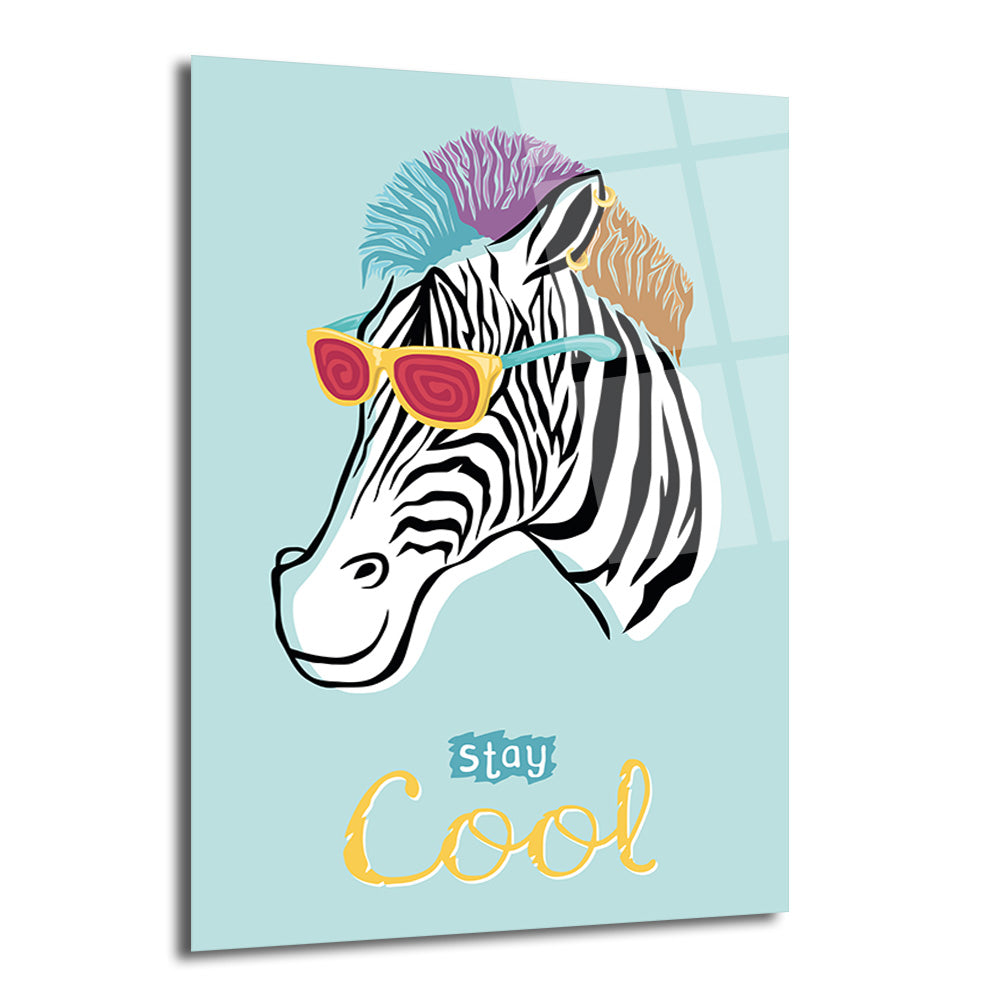Açık mavi arka planda, güneş gözlüklü ve renkli mohawk saçlı havalı bir zebra kafasının karikatürize çizimi, altında 'stay Cool' yazısı bulunan cam tablo.