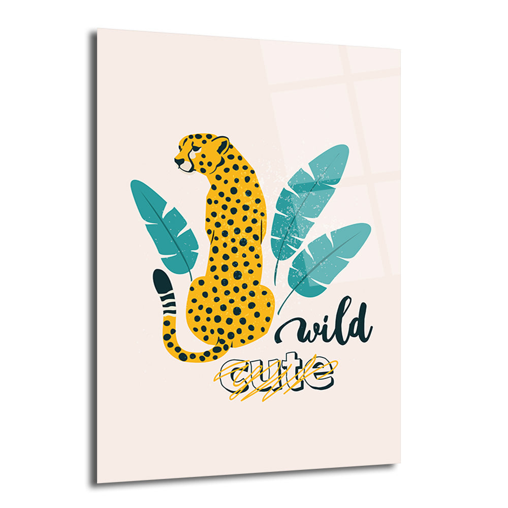 Açık bej zeminde, sarı ve siyah benekli bir çita figürü, etrafında turkuaz tropikal yapraklar ve 'wild cute' yazısı bulunan modern cam tablo.