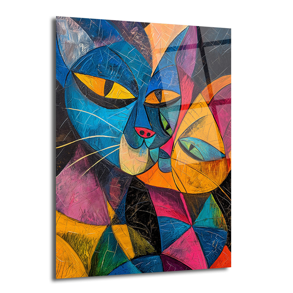 Canlı mavi, turuncu, pembe ve sarı tonlarında, kübist tarzda iki kedinin soyut portrelerini betimleyen parlak cam tablo. Keskin hatlar ve geometrik şekillerle modern bir sanat eseri.