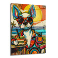 Güneş gözlüklü, rengarenk pop art tarzında çizilmiş bir köpek, plajda gün batımı manzarası eşliğinde bir içecek tutarken resmedilmiş cam tablo.