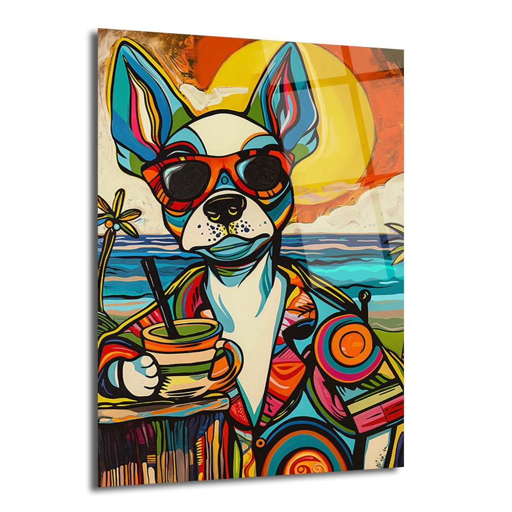 Güneş gözlüklü, rengarenk pop art tarzında çizilmiş bir köpek, plajda gün batımı manzarası eşliğinde bir içecek tutarken resmedilmiş cam tablo.