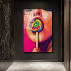 Gökkuşağı Lolipoplu Pop Art Kadın Cam Tablo - Canlı Renklerin Dansı