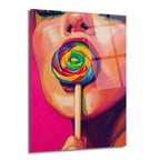 Yakın çekim, canlı pembe bir arka plan önünde, rengarenk gökkuşağı lolipopu yiyen bir kadının pop art tarzı portresi. Lolipopun spiral desenleri ve kadının makyajlı dudakları ön planda.