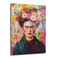 Canlı renklerle işlenmiş, çiçekli taç takmış Frida Kahlo'nun sanatsal portresi, soyut ve çok renkli fırça darbeleriyle dolu bir arka plana sahip modern bir cam tablo.