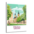 Vilnius, Litvanya'nın ikonik kulelerini ve yeşil ağaçlarla çevrili tarihi binalarını gösteren, açık yeşil gökyüzü ve bulutlarla dolu, modern illüstrasyon tarzında bir cam tablo.
