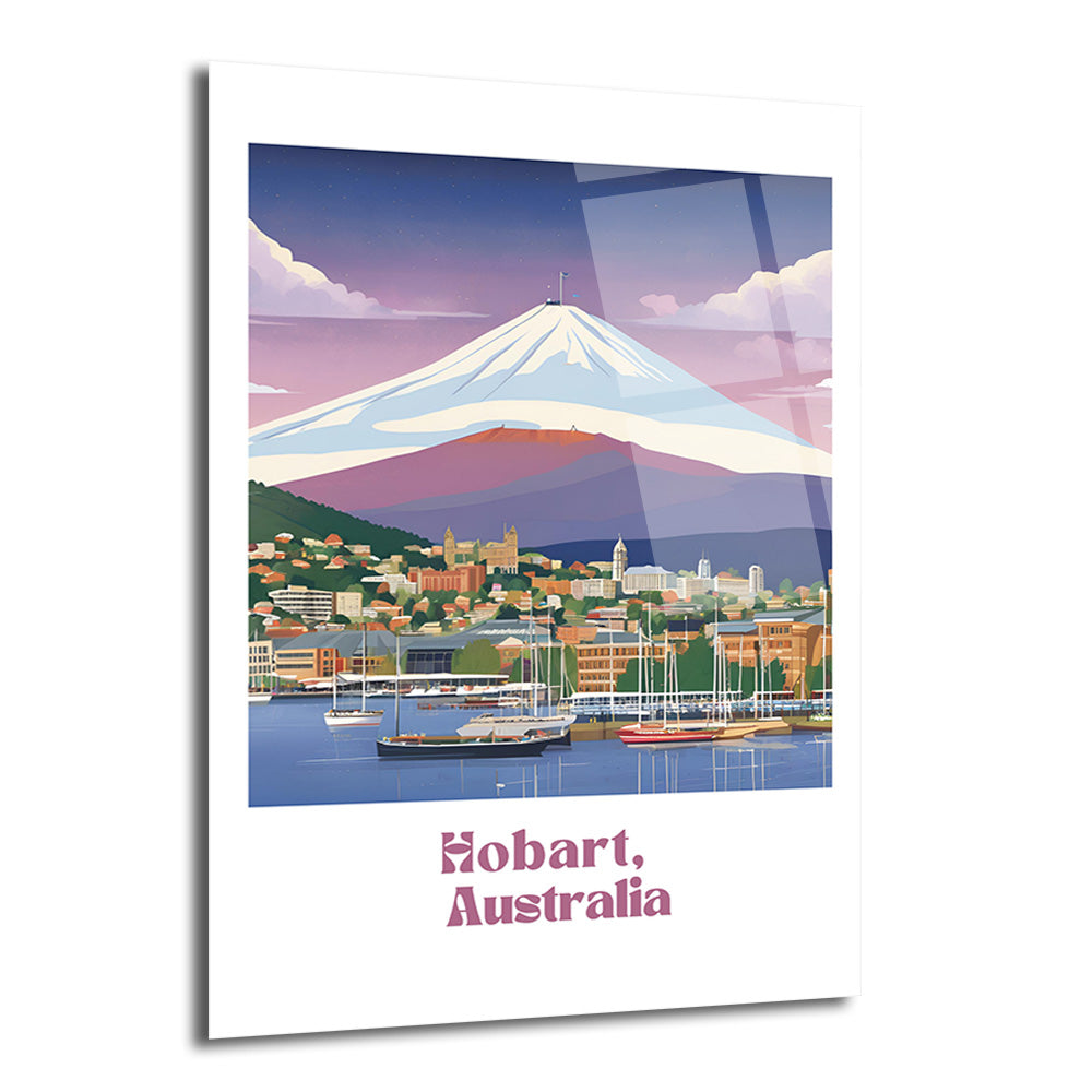 Hobart, Avustralya'nın pastel tonlarda çizilmiş, dağ manzaralı, limanı ve şehir silüetini gösteren sanatsal bir cam tablo. Mount Wellington karlı zirvesiyle arkada yükselirken, ön planda tekneler ve renkli binalar yer alıyor.