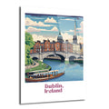 Dublin, İrlanda'nın tarihi dokusunu yansıtan, Liffey Nehri üzerindeki köprü, eski binalar, yeşil ağaçlar ve nehirde yüzen bir teknenin canlı, illüstrasyon tarzında çizimi. Gökyüzünde beyaz bulutlar ve genel olarak mavi, yeşil ve kahverengi tonları hakimdir.