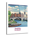 Dublin, İrlanda'nın tarihi dokusunu yansıtan, Liffey Nehri üzerindeki köprü, eski binalar, yeşil ağaçlar ve nehirde yüzen bir teknenin canlı, illüstrasyon tarzında çizimi. Gökyüzünde beyaz bulutlar ve genel olarak mavi, yeşil ve kahverengi tonları hakimdir.