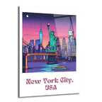Mor ve pembe tonlarında ışıklı bir New York şehir manzarası illüstrasyonu. Ön planda Özgürlük Heykeli, Brooklyn Köprüsü ve gökdelenler, arka planda yıldızlı mor bir gökyüzü ve ay görünüyor. Nehirde bir tekne ilerliyor. Altında 'New York City, USA' yazısı var.