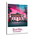 Canlı pembe ve turkuaz tonlarında gökyüzü altında, Brandenburg Kapısı'nın modern ve sanatsal bir fotoğrafı. Altında 'Berlin, Germany' yazısı bulunan cam tablo.