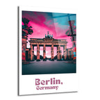 Canlı pembe ve turkuaz tonlarında gökyüzü altında, Brandenburg Kapısı'nın modern ve sanatsal bir fotoğrafı. Altında 'Berlin, Germany' yazısı bulunan cam tablo.