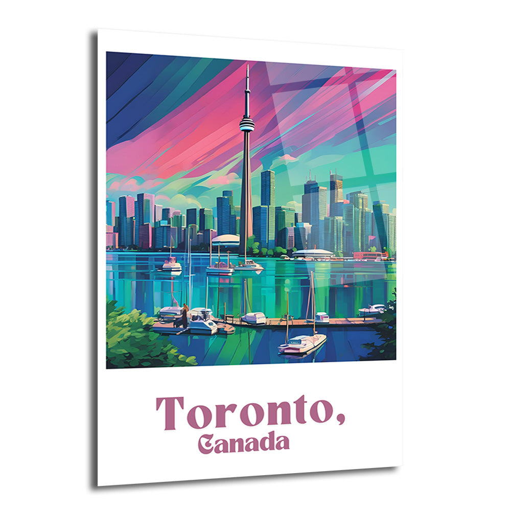 Toronto silüetini ve CN Kulesi'ni gösteren, pembe, mor, turkuaz ve yeşil tonlarında soyut bir gün batımı manzarası sunan modern illüstrasyon tarzı cam tablo. Ön planda göl üzerinde demirlemiş tekneler ve şehir ışıklarının yansıması görülüyor.