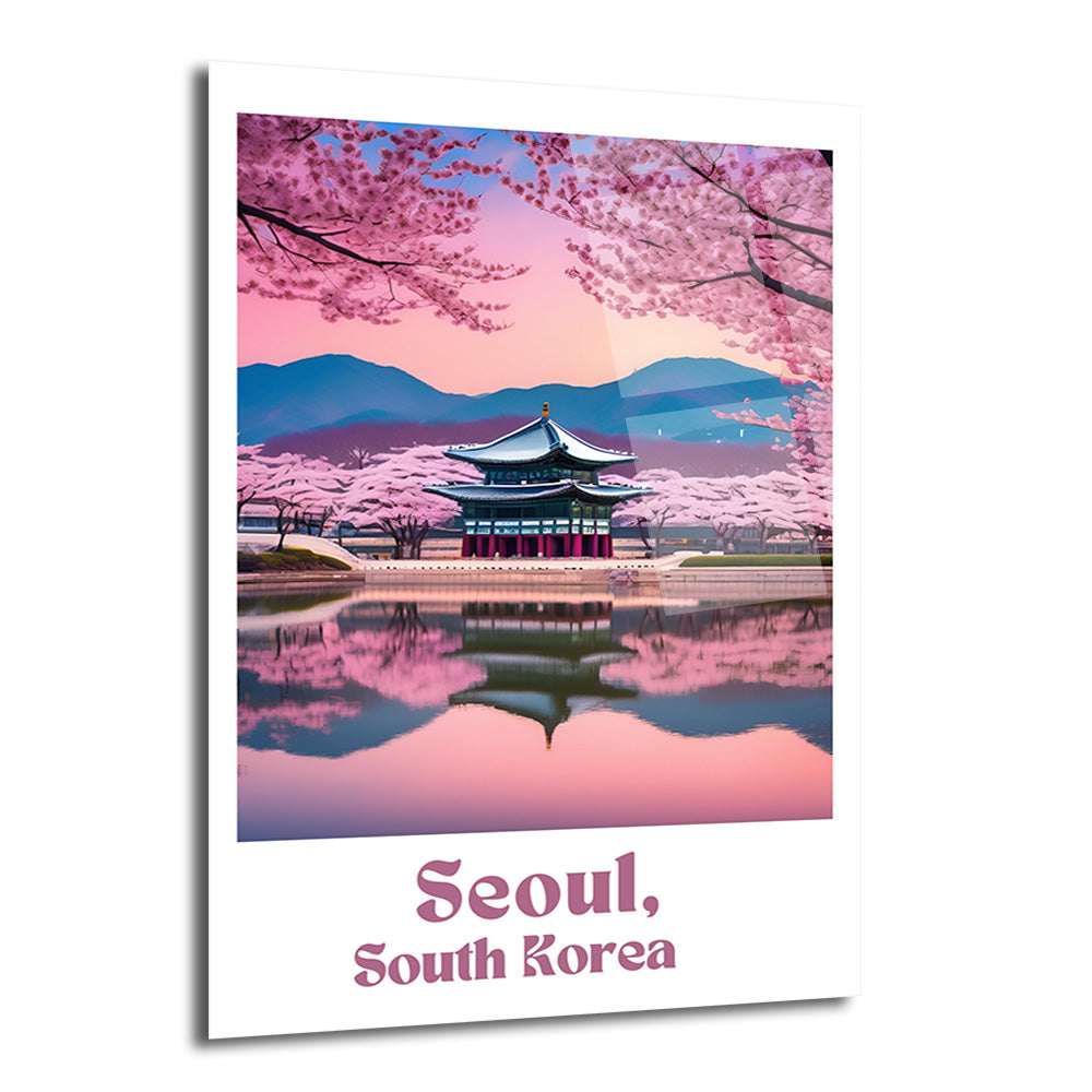 Gyeongbokgung Sarayı'nın Hyangwonjeong Köşkü'nün pembe sakura ağaçları ve dağlarla çevrili, su üzerindeki yansımasını gösteren, 'Seoul, South Korea' yazılı cam tablo.