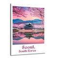 Gyeongbokgung Sarayı'nın Hyangwonjeong Köşkü'nün pembe sakura ağaçları ve dağlarla çevrili, su üzerindeki yansımasını gösteren, 'Seoul, South Korea' yazılı cam tablo.