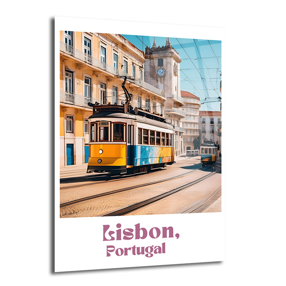 Lizbon'un tarihi sokaklarında ilerleyen, sarı ve mavi renklerde vintage bir tramvay, arkasında geleneksel Portekiz binaları ve bir saat kulesi bulunan canlı şehir manzarası.