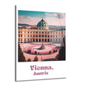 Viyana'daki görkemli bir tarihi sarayın önünde, pembe ve beyaz tonlarda dairesel bir meydan ve ortasında bir heykel bulunan, üzerinde 'Vienna, Austria' yazan cam tablo.