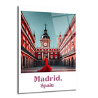 Madrid Plaza Mayor'da kırmızı uzun elbise giymiş bir kadının tarihi mimari yapılar ve saat kulesi önünde durduğu, canlı renklerde bir cam tablo.