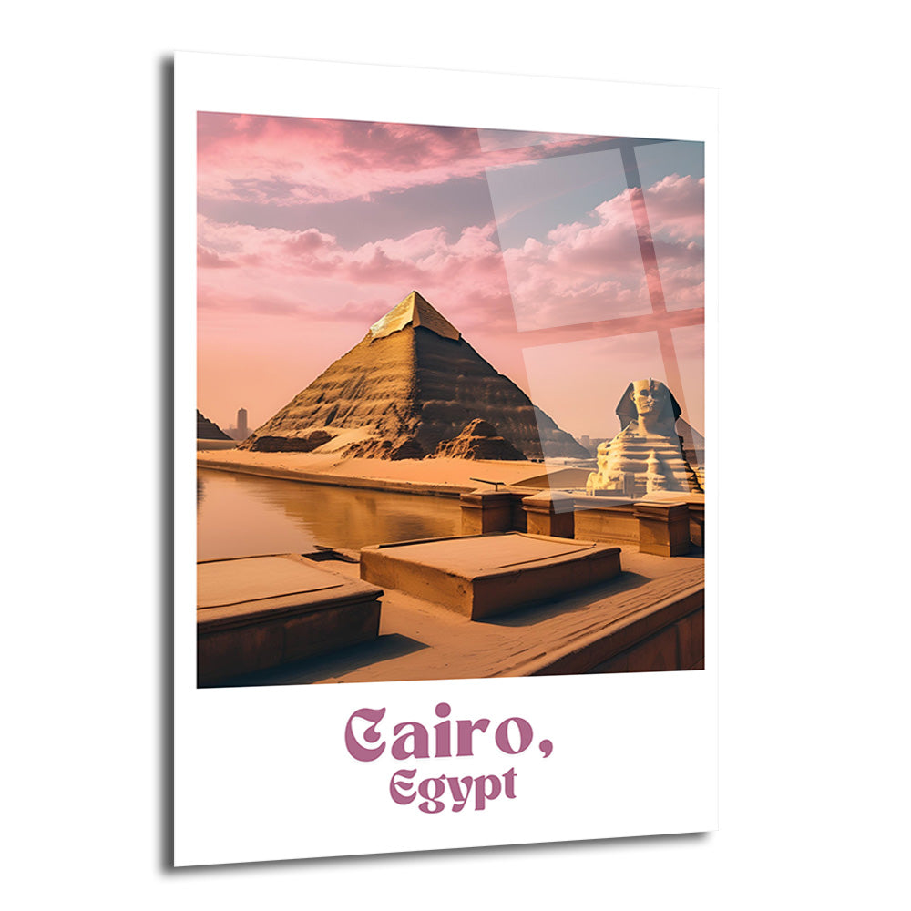 Pembe ve turuncu gün batımı tonlarında gökyüzünün altında, Giza Piramitleri ve Sfenks'in nehir kenarında görüldüğü, retro Polaroid tarzı bir çerçeve içinde tasarlanmış cam tablo.