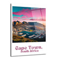 Cape Town'ın pembe ve turkuaz gökyüzü altında, Table Mountain ve şehrin panoramik görüntüsü, liman ve stadyum detaylarıyla gösteren canlı renkli bir cam tablo.
