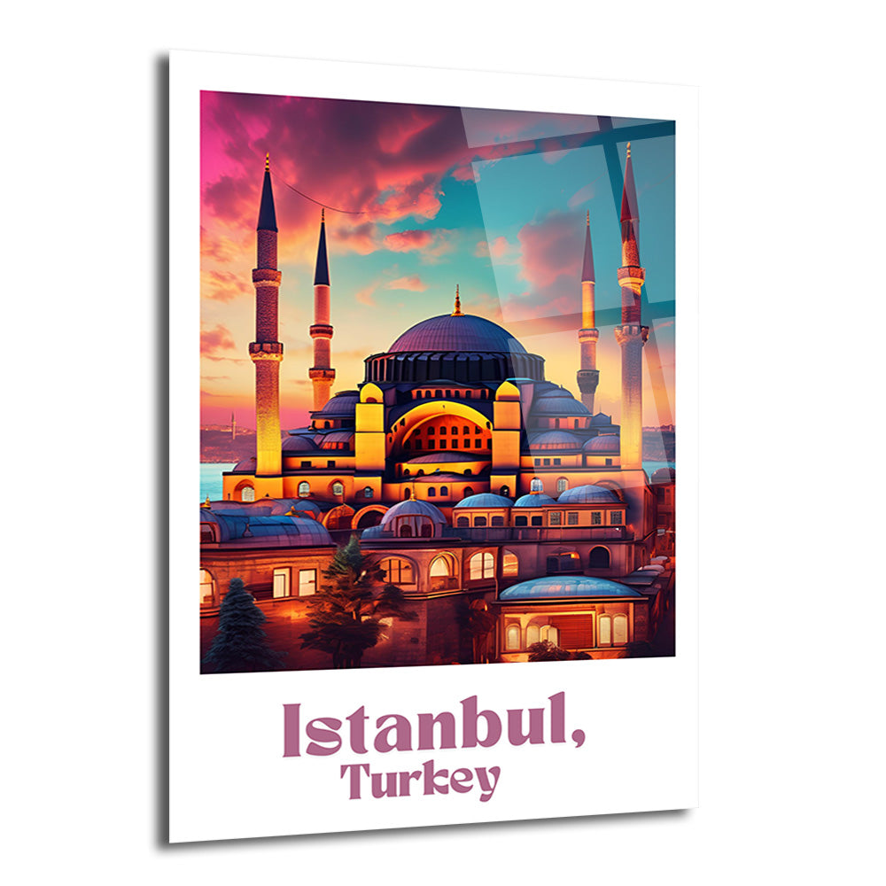 Mor, pembe ve turkuaz renklerde dramatik gün batımı gökyüzünün altında, ışıklı minareleri ve kubbesiyle Ayasofya veya Sultanahmet Camii'nin stilize edilmiş sanatsal çizimi. Tablonun altında 'İstanbul, Turkey' yazısı bulunmaktadır.