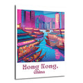 Hong Kong limanını gösteren, neon pembe, mor ve mavi tonlarında stilize edilmiş bir cam tablo. Ön planda geleneksel aydınlatmalı tekneler ve pazar tezgahları, arka planda gökdelenler ve dağlar yer alıyor. Resmin altında 'Hong Kong, China' yazısı bulunuyor.