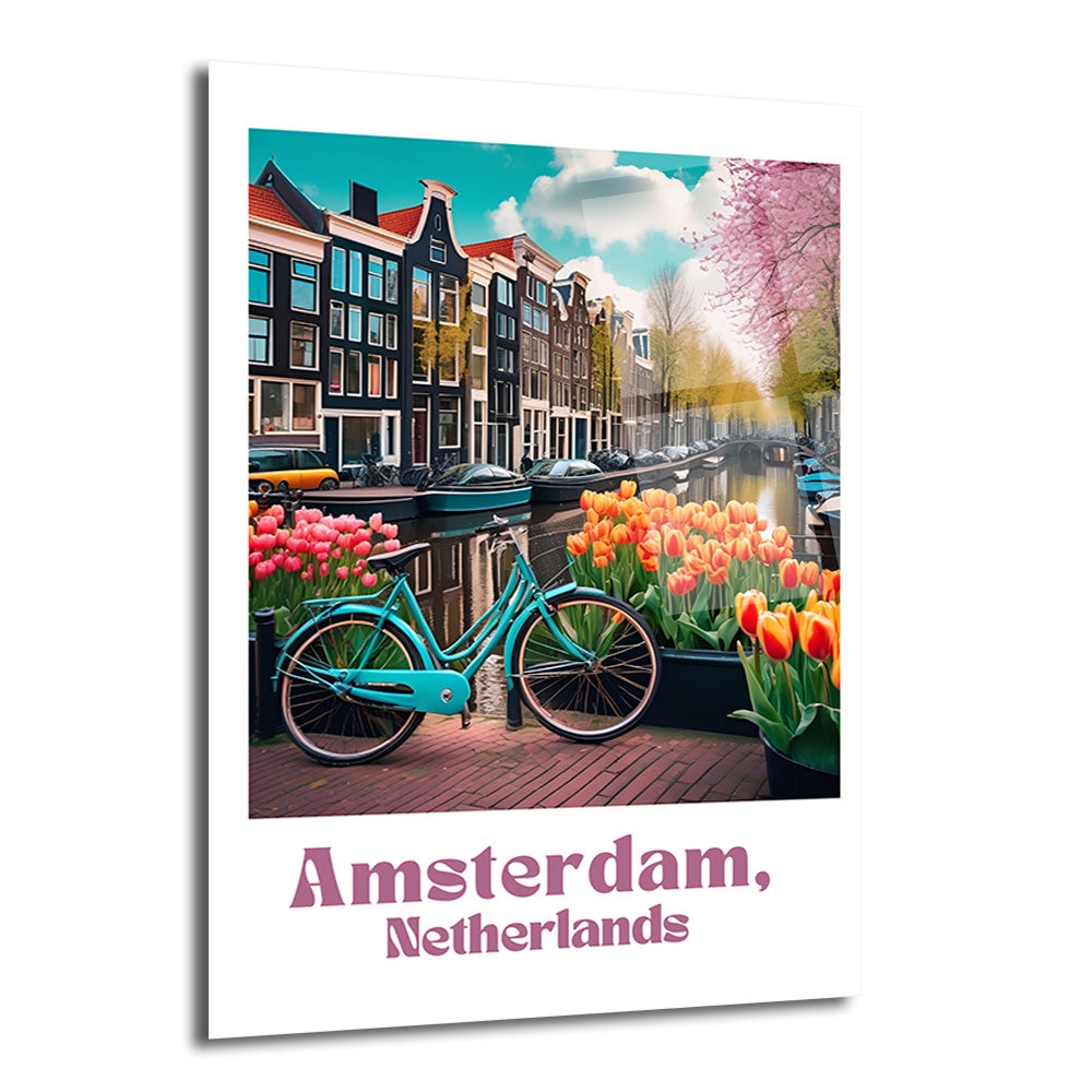 Amsterdam'da bir kanal kenarında, pembe ve turuncu lalelerin arasında duran turkuaz renkli bir bisikletin, arkasında geleneksel Hollanda evleri ve kanallar bulunan canlı renkli cam tablo görseli.