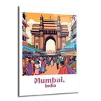 Mumbai, Hindistan'daki ikonik Gateway of India anıtının ve önündeki hareketli bir sokak pazarının canlı, çizim tarzında bir tasviri. Pazarda çeşitli kıyafetler giymiş kalabalık insanlar, renkli tezgahlar ve anıtın görkemli kemeri görülüyor.