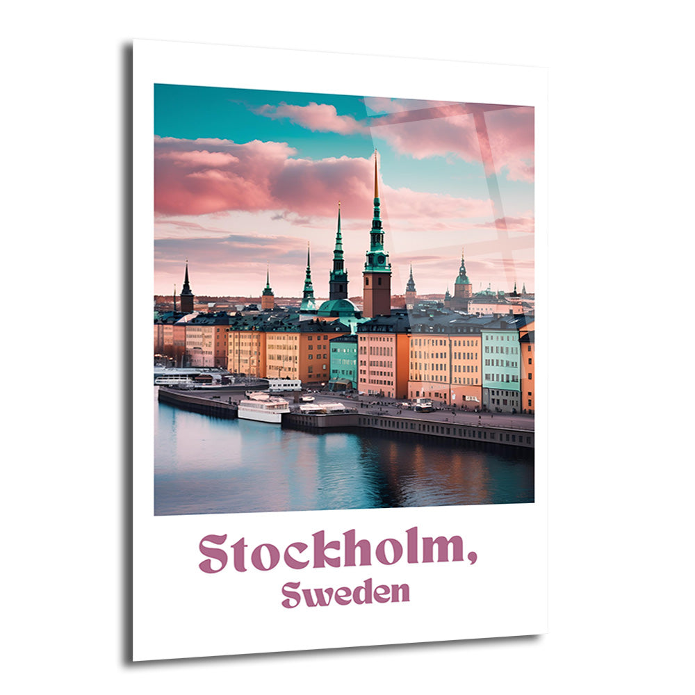 Gün batımında pembe ve turkuaz bulutlarla kaplı gökyüzünün altında, renkli tarihi binaların ve gotik kulelerin suya yansıdığı Stockholm şehir manzarası. Ön planda nehirde tekneler ve köprü görülüyor.