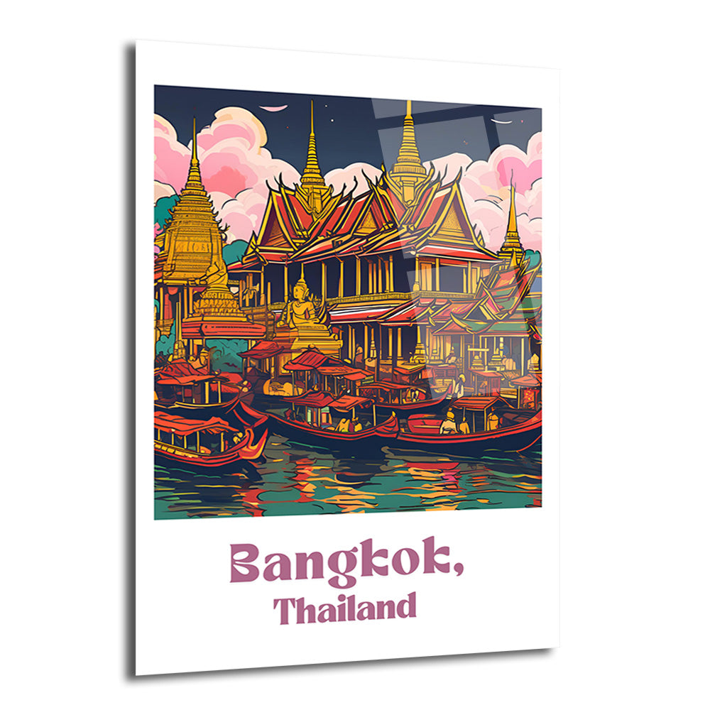 Canlı renklerde, Tayland'ın Bangkok şehrinin geleneksel altın tapınaklarını, kırmızı çatılı yapılarını ve hareketli yüzen pazar teknelerini gösteren, pop-art tarzı bir çizim. Gökyüzünde pembe bulutlar ve hilal ay görülüyor.