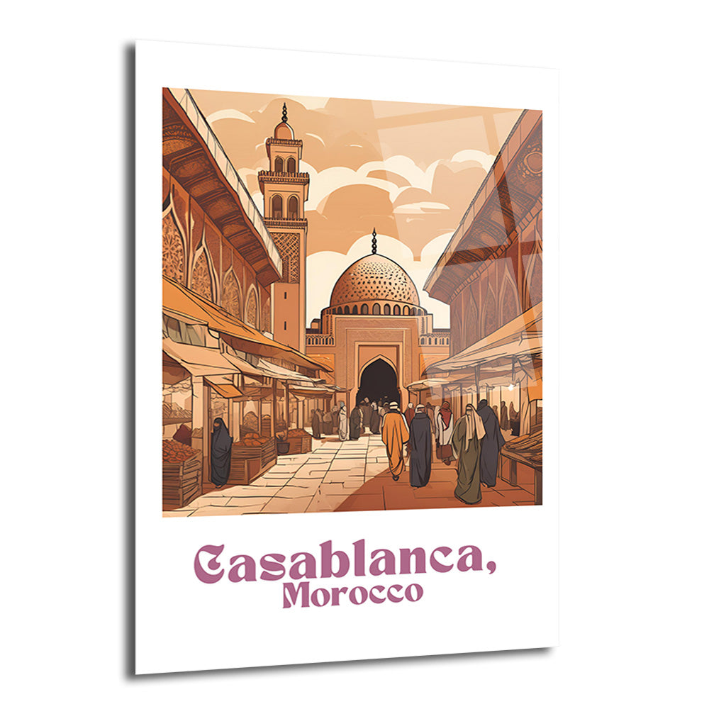 Minareli bir cami ve kubbelerle süslenmiş mimarinin önünde, çarşıda yürüyen insanları gösteren, sıcak toprak ve turuncu tonlarında, stilize edilmiş bir Casablanca Fas sokak görünümü cam tablo.